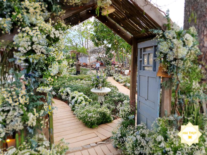 Trang trí cổng hoa cho tiệc cưới ngoài trời