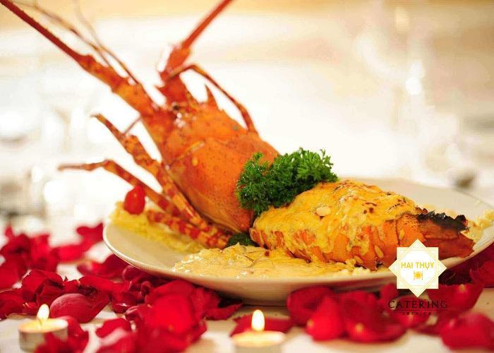 Tôm hùm sốt trứng hồng đào (Theo thời giá)