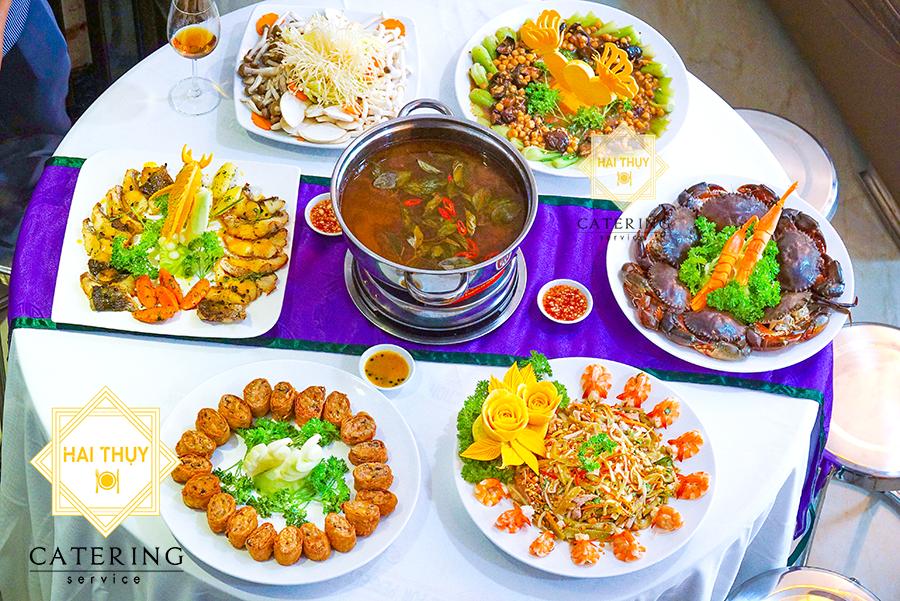 Bàn tiệc hội tụ đầy đủ tinh hoa của nhiều nền ẩm thực