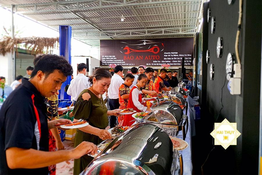 Các vị khách mời thoải mái dùng tiệc