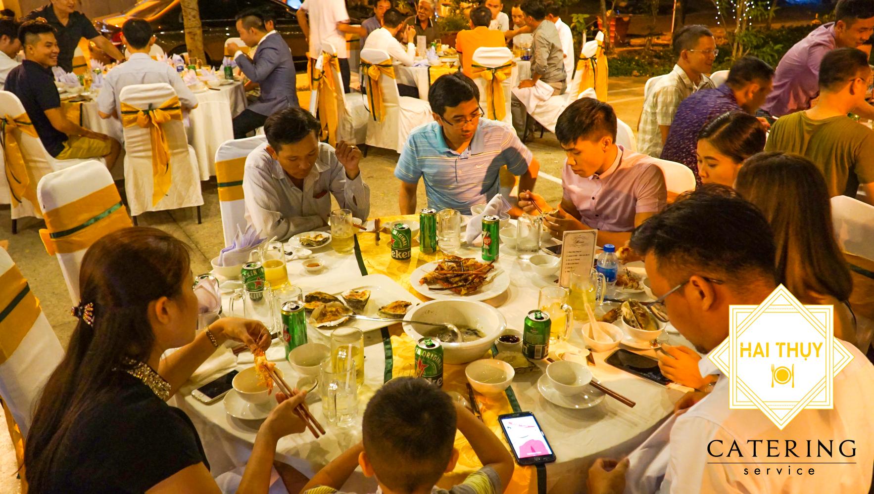 Buổi tiệc khai trương được tổ chức với không gian ngoài trời
