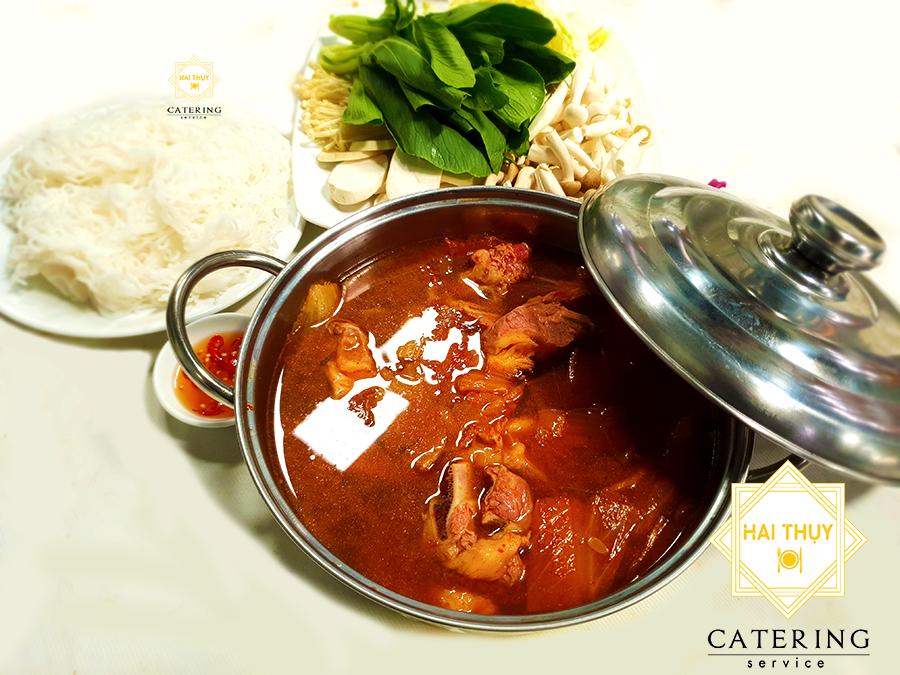 Không thể bỏ qua lẩu sườn bò kim chi kích thích mọi giác quan