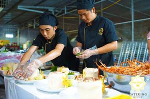 Các đầu bếp tài năng của Hai Thụy Catering luôn đặt cả cái “tâm” của nghề vào các món ăn