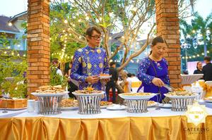 Bàn tiệc buffet với các món ăn truyền thống của Việt Nam, như bánh bèo, bánh lọc, bánh nậm