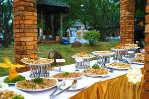 Bàn tiệc buffet với các món ăn truyền thống của Việt Nam, như bánh bèo, bánh lọc, bánh nậm