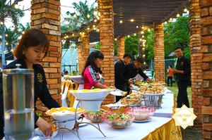 Bàn tiệc buffet với các món ăn truyền thống của Việt Nam, như bánh bèo, bánh lọc, bánh nậm