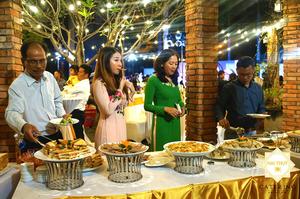 Các khách mời đang lấy món buffet