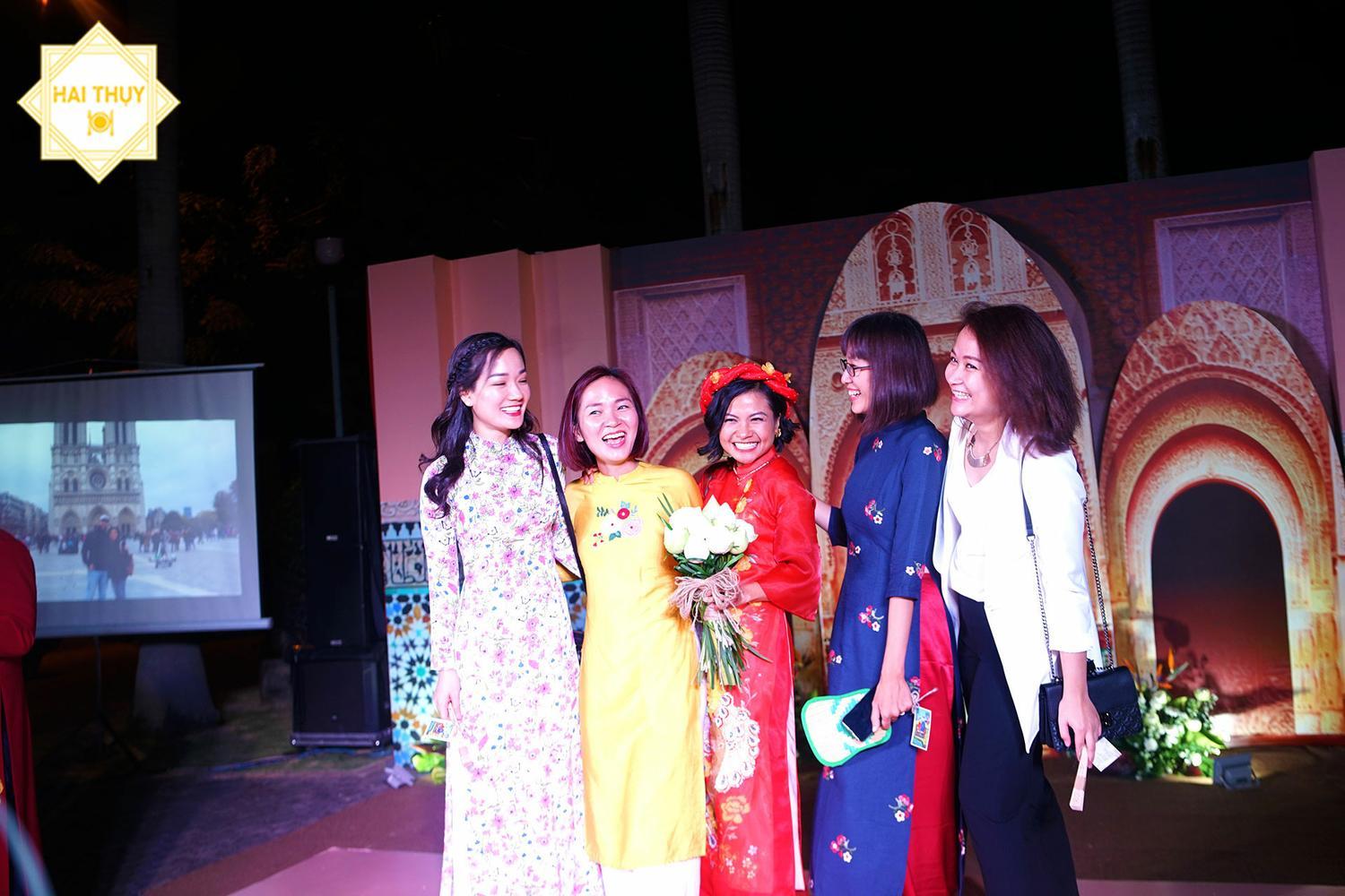 Họ cùng nhau vui vẻ và chụp hình cùng bạn bè