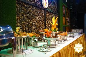 Bàn tiệc buffet với thực đơn 10 món