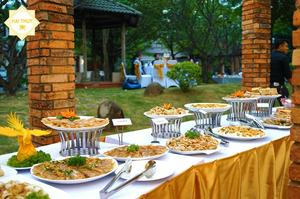 Kết hợp với tiệc buffet cùng các món đặc sản truyền thống của Việt Nam làm màn dạo đầu