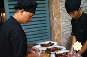 Các đầu bếp của Hai Thụy Catering luôn đặt cái tâm của mình vào hương vị và vẻ ngoài của từng món ăn