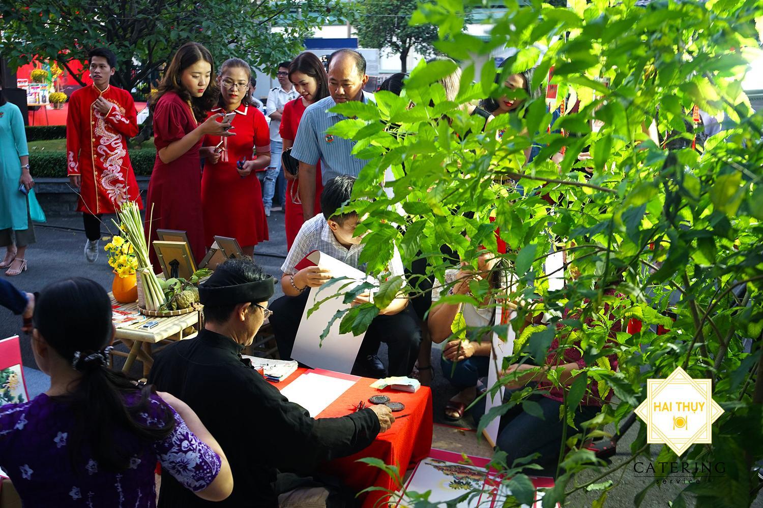 Mọi người ai nấy đều thích thú với thầy đồ và nhữn tác phẩm thầy làm ra