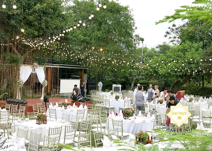 Không gian buổi tiệc được trang trí đẹp mắt và gây ấn tượng với khách mời