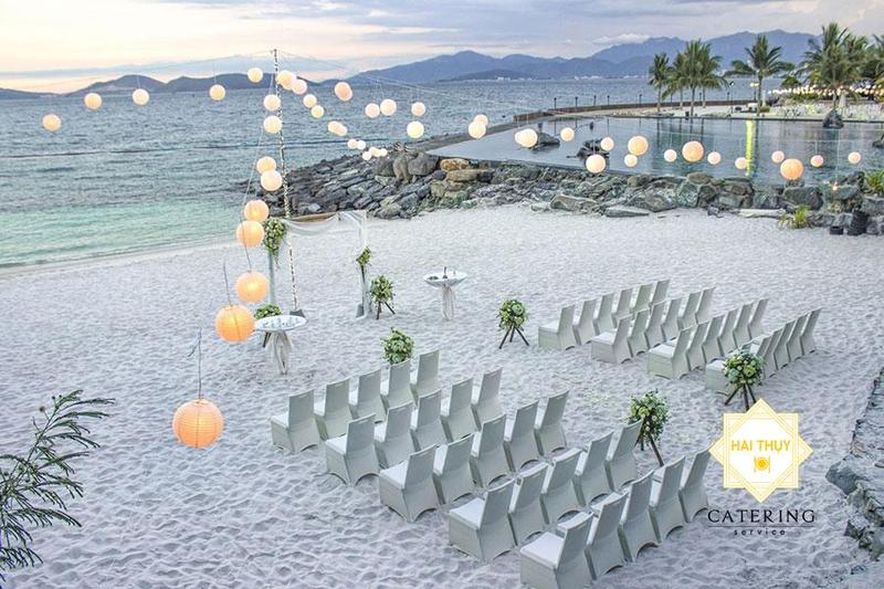 Cùng Hai Thụy Catering “nằm lòng” xu hướng tổ chức tiệc cưới ngoài trời thân mật ở biển