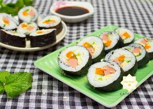 Kimbap (Cơm cuộn rong biển)