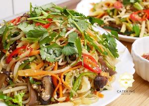 Japchae (Miến xào rau củ quả)