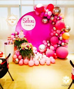 Tấm background tinh tế với dòng chữ “Selena Is turning One”