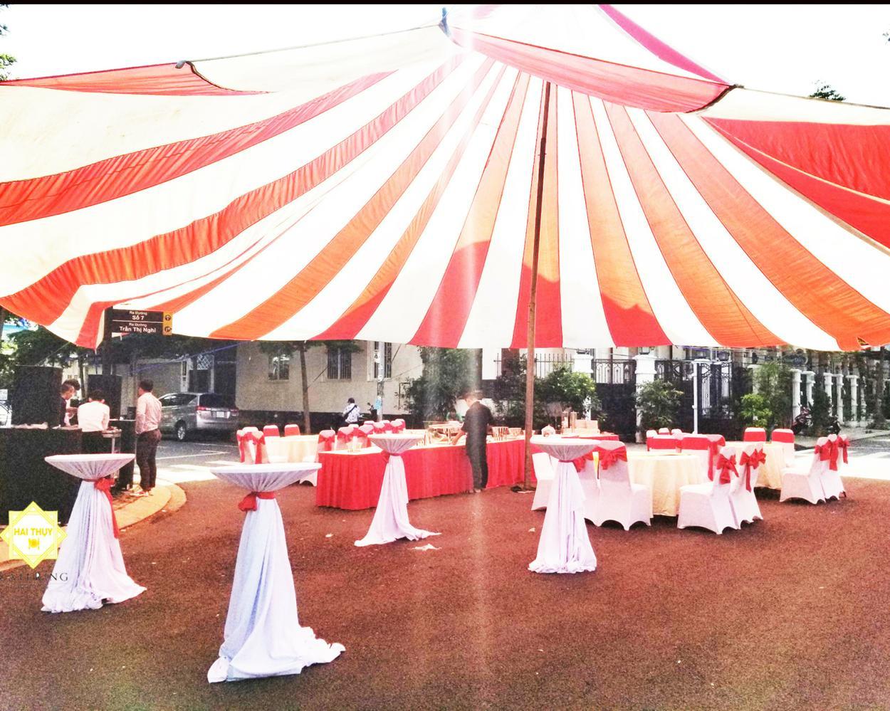 Những chiếc bàn, ghế được khoác một chiếc áo trắng tinh khôi và được sắp xếp ngay ngắn