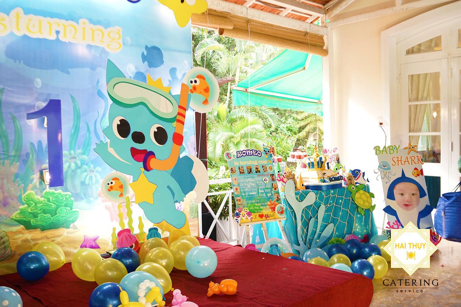 không Buổi tiệc thôi nôi không quá lộng lẫy xa hoa, nhưng vô cùng ấm áp, ý nghĩa và không kém phần sang trọng đẳng cấp