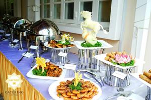 Những món ăn trong buổi tiệc thôi nôi hình thức buffet vô cùng đa dạng và phong phú