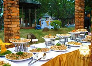 Bàn tiệc buffet với đa dạng các món ăn thơm ngon