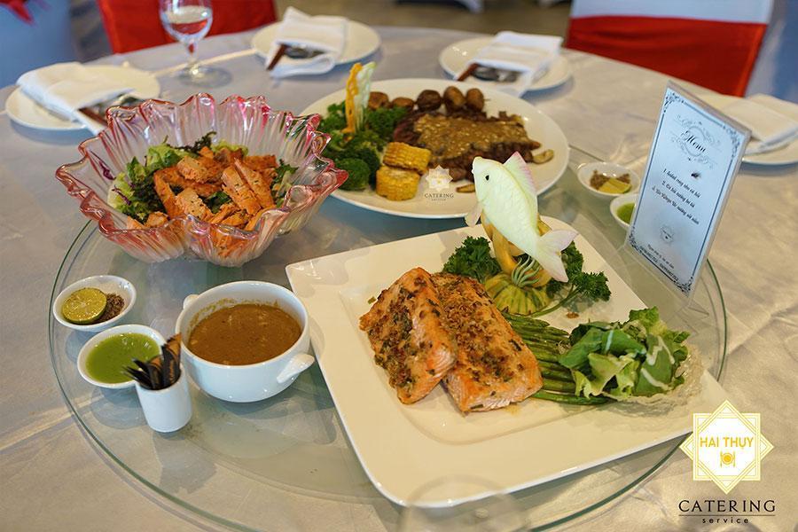 Menu đa dạng và phong phú từ món Á đến Âu