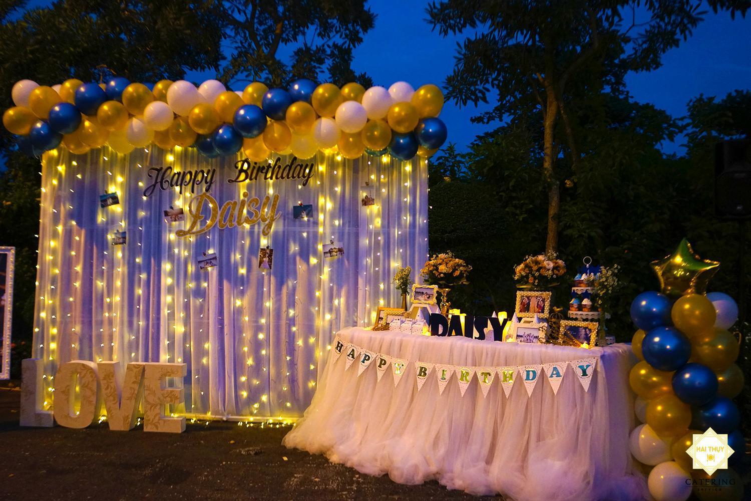 Background và bàn gallery sinh nhật được Hai Thụy lên ý tưởng và trang trí rất đẳng cấp
