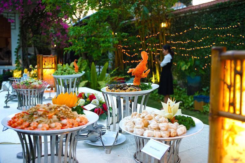 Tiệc buffet ngoài trời sang trọng 