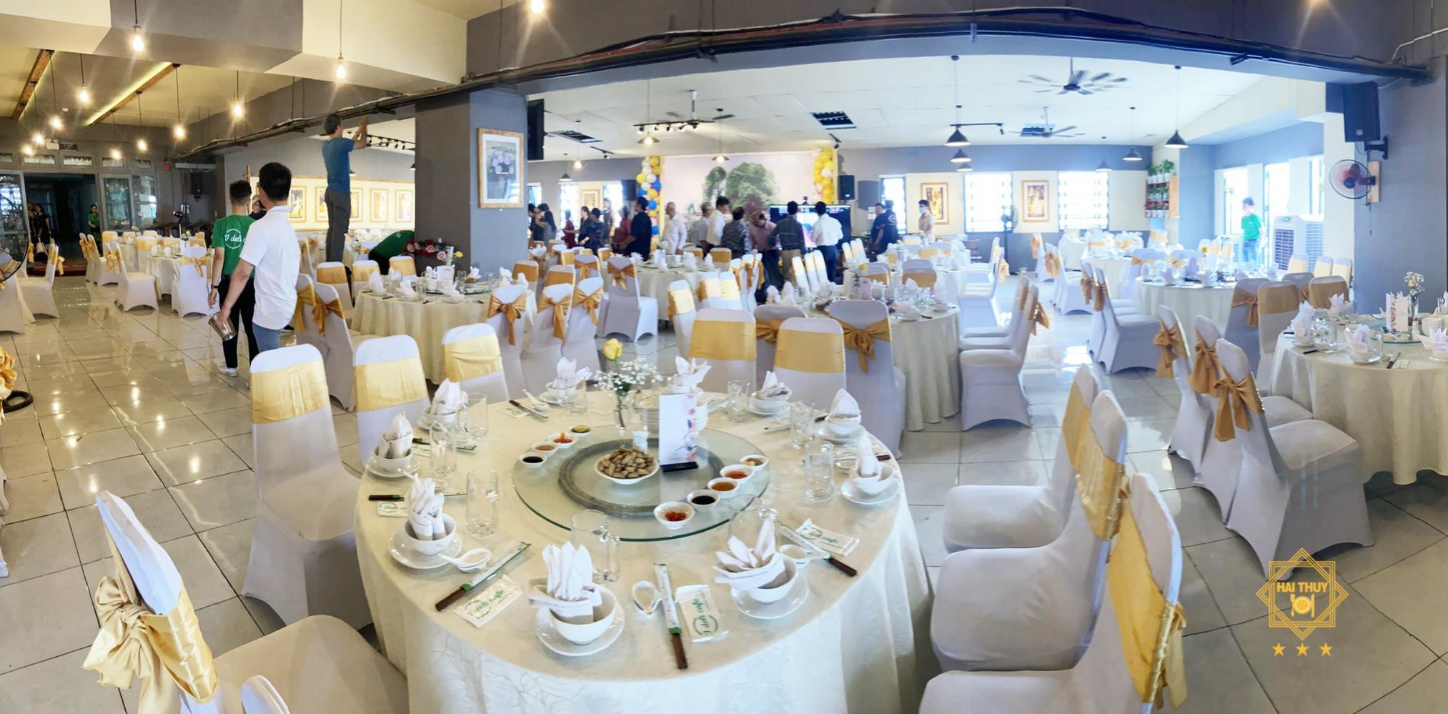 Dãy bàn ghế được sắp xếp chỉn chủ, setup đầy đủ, ngăn nắp 