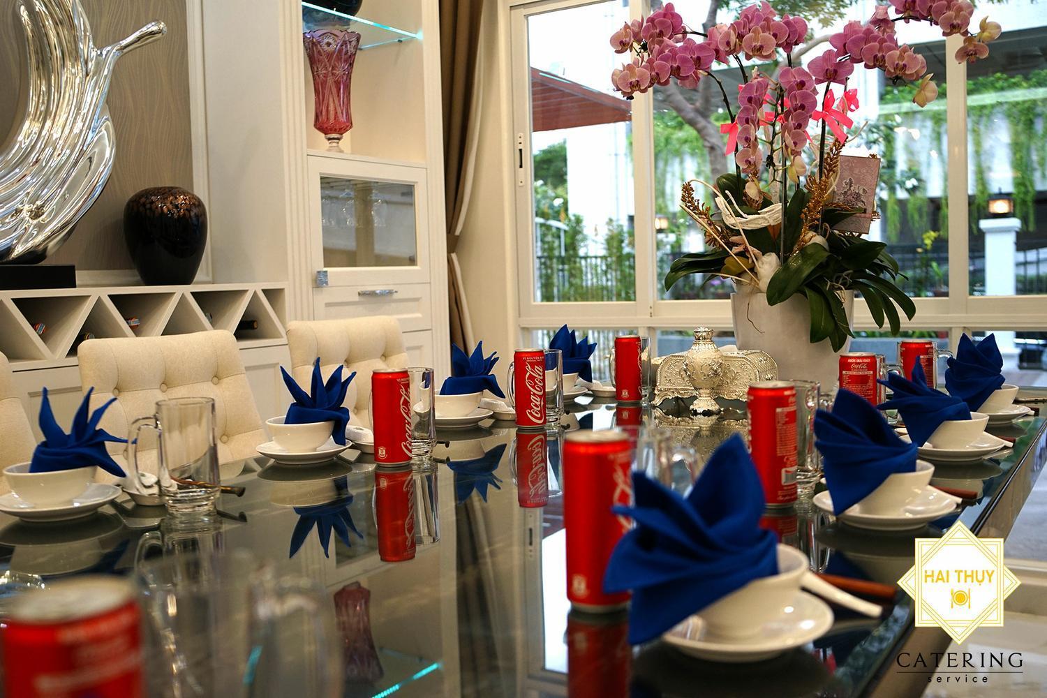 Bàn tiệc setup ngăn nắp, dụng cụ chất lượng 