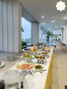 Không gian tiệc buffet ngoài sảnh thoáng đãng