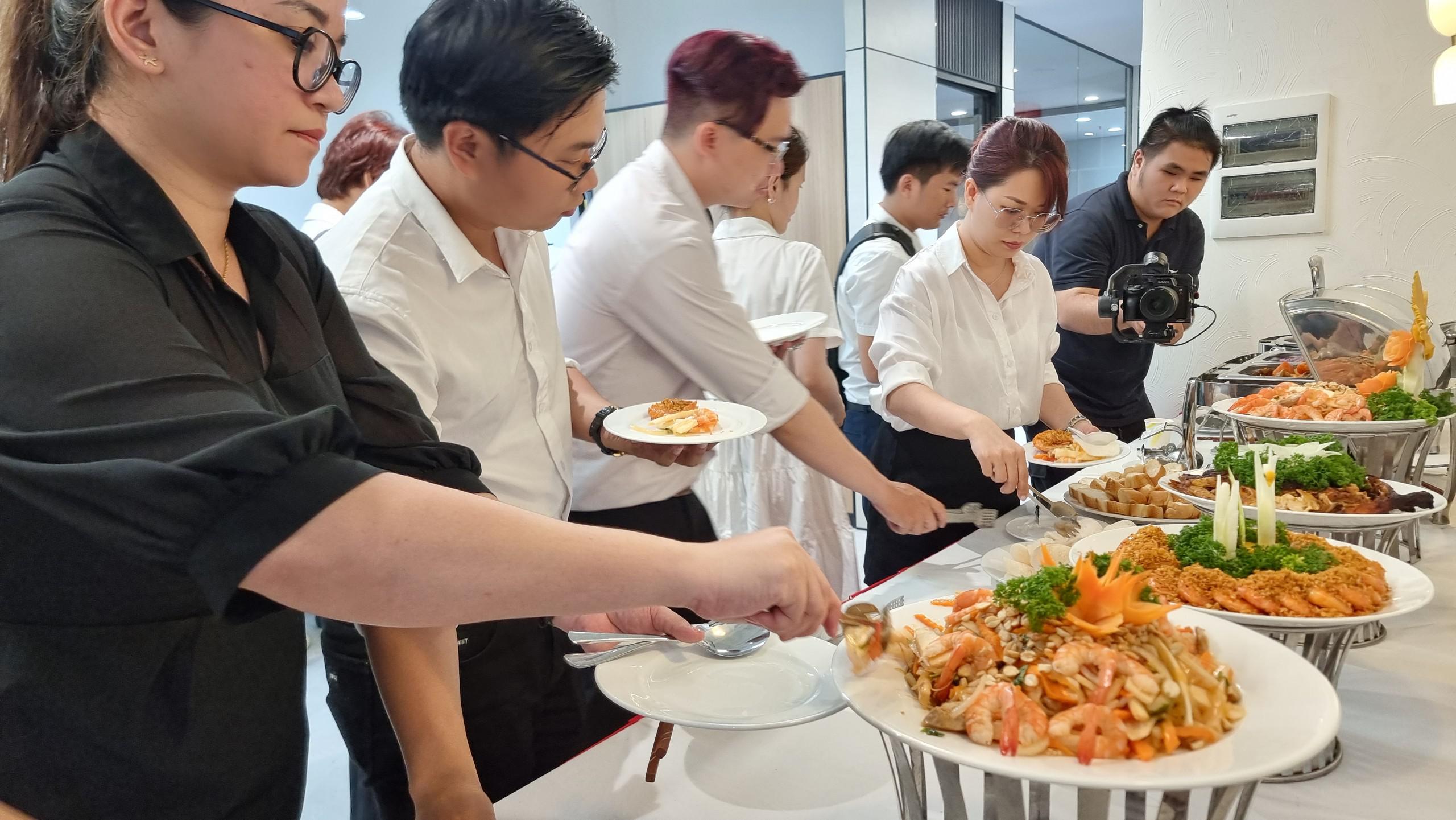 Tiệc khai trương công ty đẳng cấp với dịch vụ tiệc lưu động chuyên nghiệp của Hai Thụy Catering